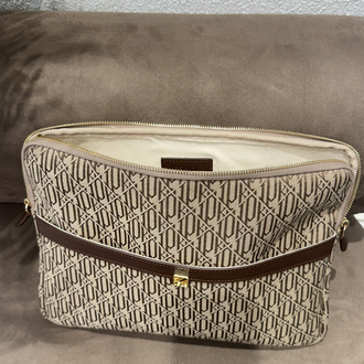 Monogram jakarlı 15 inch laptop kılıfı