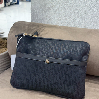 Monogram jakarlı 15 inch laptop kılıfı