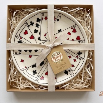 El Yapımı Seramik Tabak – Vintage İskambil Desenli, Elde Boyanmış Poker Dekoru