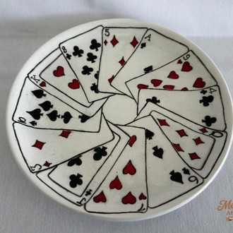 El Yapımı Seramik Tabak – Vintage İskambil Desenli, Elde Boyanmış Poker Dekoru
