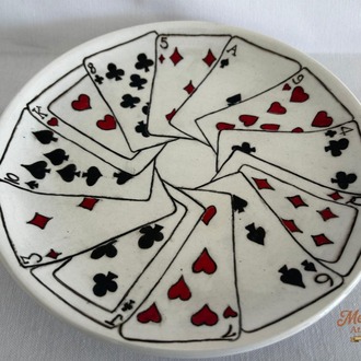 El Yapımı Seramik Tabak – Vintage İskambil Desenli, Elde Boyanmış Poker Dekoru