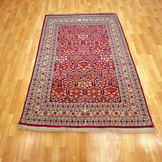 Hereke 184 X 135 Serpme Çiçek Motifli El Dokuma Halı