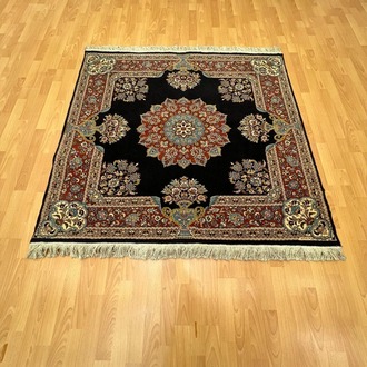 Hereke 152 X 139 Madalyonlu El Dokuma Halı  