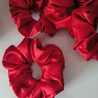 Premium Canlı Kırmızı Saten Scrunchie Saç Tokası - Hacimli Tasarım