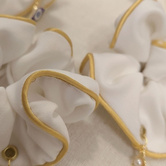 Altın Biye ve Charm Detaylı Beyaz /Kumaş Scrunchie Toka