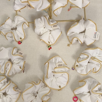 Altın Biye ve Charm Detaylı Beyaz /Kumaş Scrunchie Toka