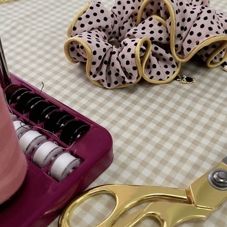 Puantiyeli & Altın Biyeli Charm Detaylı Scrunchie Toka