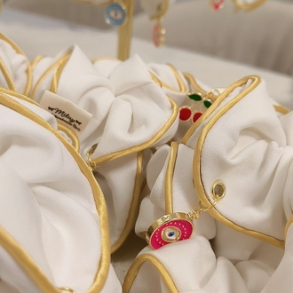 Altın Biye ve Charm Detaylı Beyaz /Kumaş Scrunchie Toka