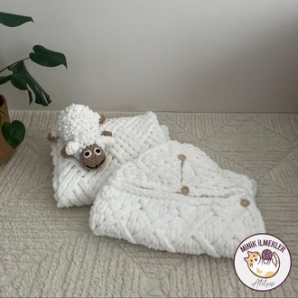 Bebek Set (Battaniye, Kundak, Kuzu Oyuncak) – Beyaz, – El Örgüsü