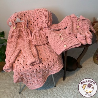 Bebek Set (Yelek, Hırka, Tulum, Battaniye, Patik, Atkı, Bere) – Pudra Pembe, – El Örgüsü
