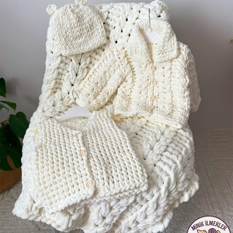 Bebek Set (Yelek, Hırka, Battaniye, Bere) – Krem, – Alize Puffy, El Örgüsü