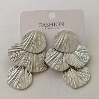 Sallantılı metal küpe