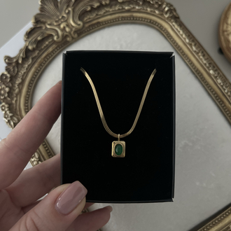 Zümrüt Taşlı Vintage Plaka Kolye | Çelik