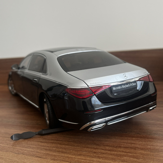 Mercedes Maybach 1/18 