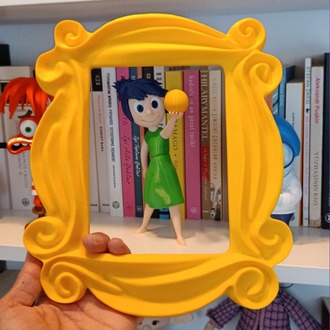 Friends Monica'nın Kapı Süsü, Monica Kapı Sarı Çerçevesi, Friends Kapı Dekoru 25cm