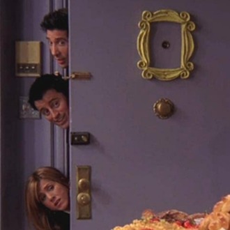 Friends Monica'nın Kapı Süsü, Monica Kapı Sarı Çerçevesi, Friends Kapı Dekoru 25cm