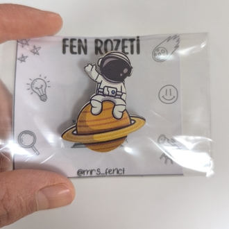 Selam veren astronot rozet