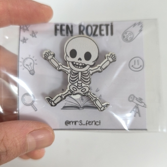 Sevimli iskelet rozet