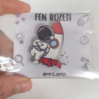 Roketiyle poz veren astronot