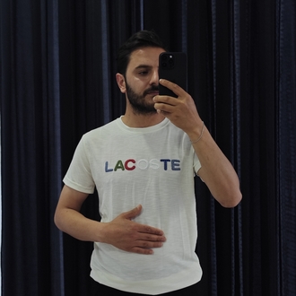 İkonik Şıklık: Beyaz Lacoste Tişört