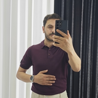 Yeni Sezonun Favorisi: Şıklığıyla Göz Kamaştıran Triko Bordo Tişört 