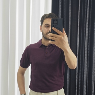 Yeni Sezonun Favorisi: Şıklığıyla Göz Kamaştıran Triko Bordo Tişört 
