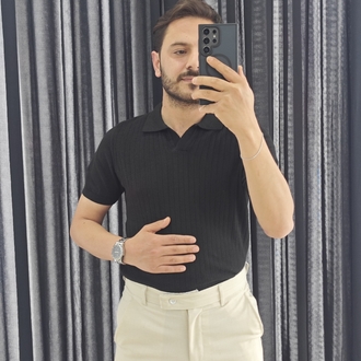 Modern ve Şık Siyah Triko Tişört