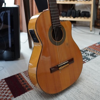 Masa kenarı gitar sehpası