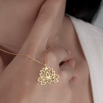 Navan Detaylı Lotus Çiçeği Kolye – 925 Ayar Gümüş