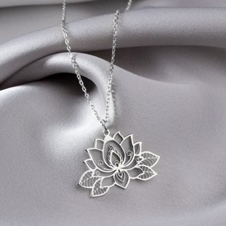 Navan Detaylı Lotus Çiçeği Kolye – 925 Ayar Gümüş