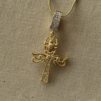 Scarab & Ankh Kolye – Antik Mısır Yaşam Anahtarı Altın Kaplama Çelik Kolye