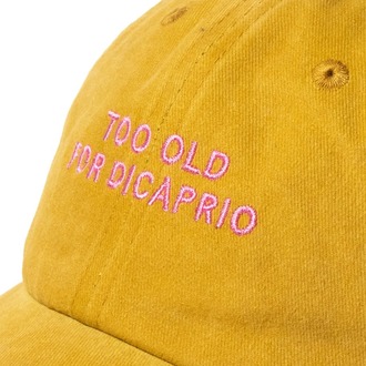 Nakışlı Sarı Şapka Too Old For Dicaprio Yıkamalı Kumaşlı ve Pembe Yazı Nakışlı Şapka