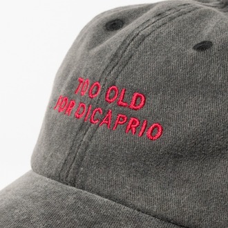 Nakışlı Antrasit Şapka too old for dicaprio Eskitme Kumaşlı ve Yazı Nakışlı Şapka