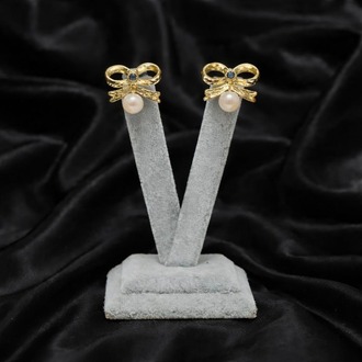 Emerald Ribbon Pearl Earrings