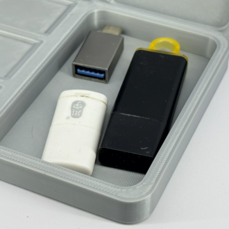 Novolit Labs — Manyetik Kilitli SD & MicroSD Hafıza Kartı Koruma Kutusu