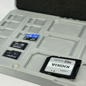 Novolit Labs — Manyetik Kilitli SD & MicroSD Hafıza Kartı Koruma Kutusu