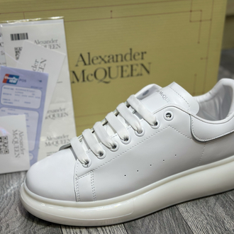 ALEXANDER McQUEEN HER KOMBİNİN ALTINA ATABİLECEK O ÜRÜN