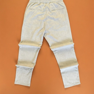 Bej keten jogger pantolon Rahat kalıp Minimal stil Günlük kombinlerin favorisi.