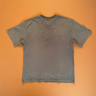 Eskitme görünüm siyah t-shirt Oversize Ön kabartmalı logo Rahat kesim Temiz kondisyon.