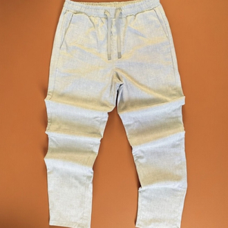 Bej keten jogger pantolon Rahat kalıp Minimal stil Günlük kombinlerin favorisi.