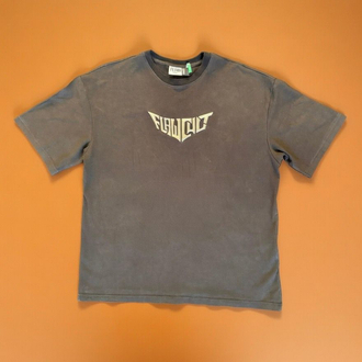 Eskitme görünüm siyah t-shirt Oversize Ön kabartmalı logo Rahat kesim Temiz kondisyon.