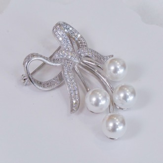 Timeless Elegance Bow Broş