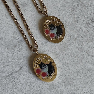 Resim işlemeli gömme taş detaylı kedi model çelik vintage kolye
