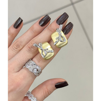 Kurdele Detaylı Elegance Model Çelik Küpe