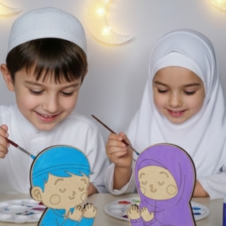Dua eden erkek çocuk boyama figuru