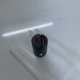 Araç içi hızlı şarj adaptörü