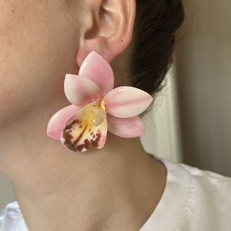 Hawaii Pembe Çiçekli Küpe