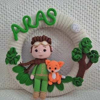 Kişiye Özel El Yapımı Amigurumi Kapı Süsü – İsimli Bebek Odası Dekoru