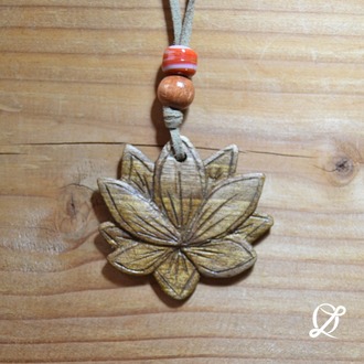 El Yapımı Ahşap Oyma Lotus Kolye
