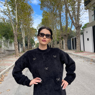 Siyah Fiyonk detaylı Yumoş Triko Kazak